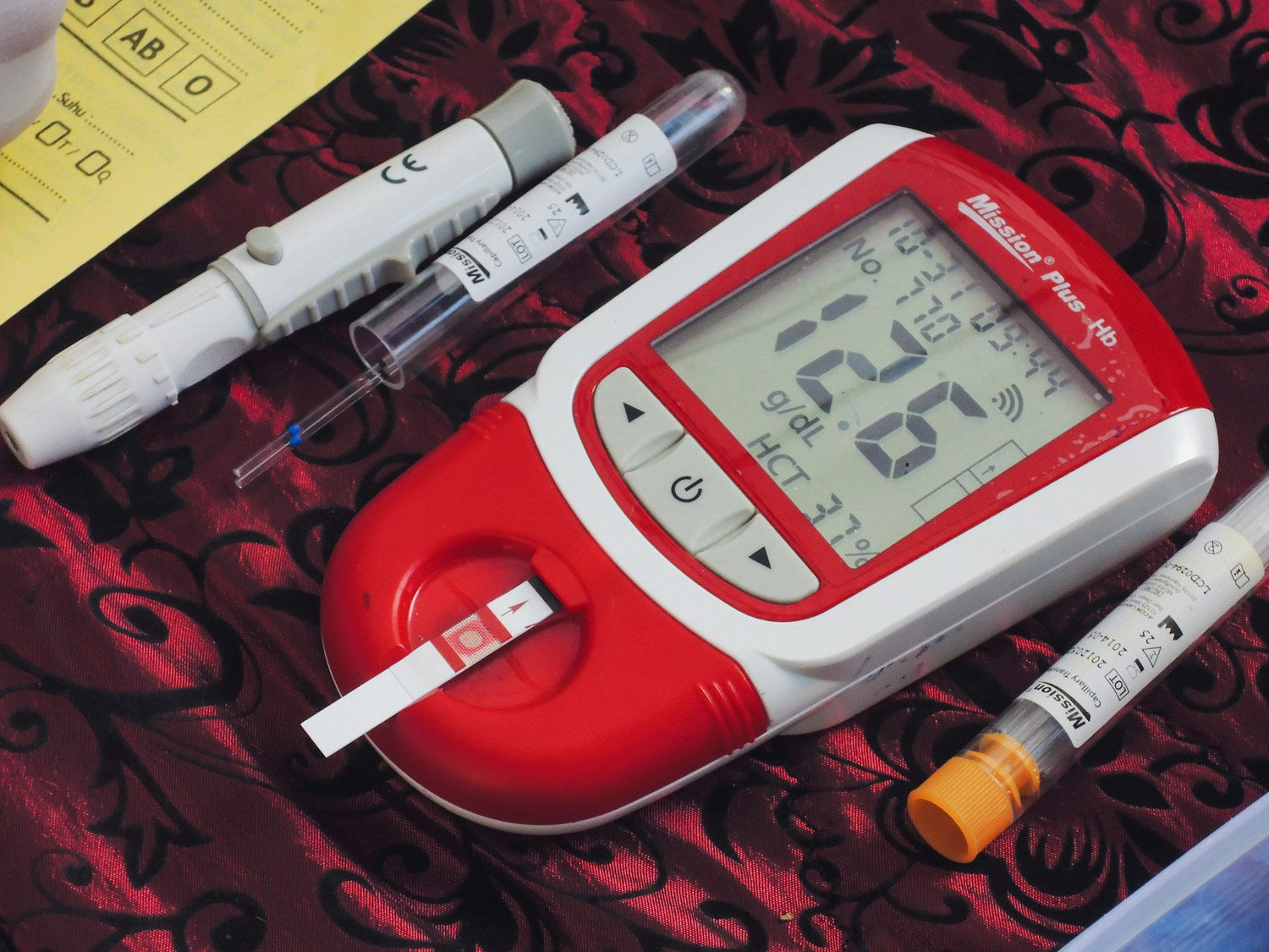 Blood-glucose-monitor-and-test-strips-for-diabetes-management–Vitalyong-Shop